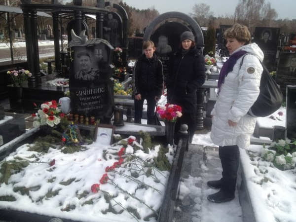 Покладання квітів на могилу випускника загиблого в зоні АТО - Звінника Олександра