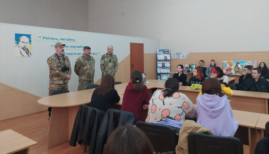 18.03.2024 для студентів  КПК  &quot;Лівобережний&quot; було проведено інформаційну годину “Для нього повістка не мала ніякого значення, Доброволець – то поклик душі”. На зустріч були запрошені  добровольці  з 72-ОБМр