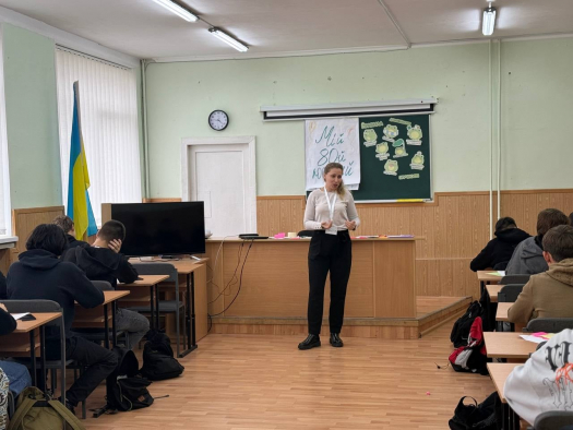 Соціальний працівник Вакуленко Анастасія, представляючи Волонтерський Гуманітарний Центр "ВОЛОНТЕР", провела для студентів коледжу глибоке інтерактивне заняття на тему "Самопізнання".