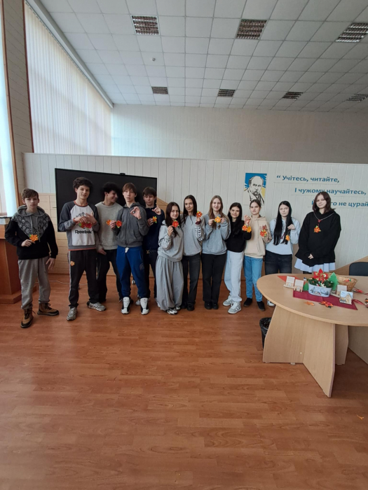 Студенти I курсу, спільно з бібліотекаркою Оленою Юрченко та практичним психологом Людмилою Мельник, взяли участь у створенні &laquo;Квітки різдвяного настрою&raquo;.