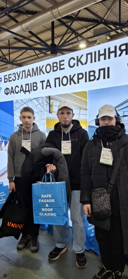 Здобувачі освіти КПК «ЛІВОБЕРЕЖНИЙ» груп № 206, № Т-13 та фахові молодші бакалаври, що навчаються за професіями будівельної галузі, відвідали Міжнародну будівельну виставку KyivBuild Ukraine.