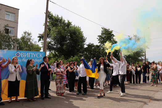 Ось і завершився ще один навчальний рік. Сьогодні, 27 червня 2025 року, в Київському професійному коледжі «ЛІВОБЕРЕЖНИЙ» пролунав останній дзвоник — хвилююче й водночас урочисте свято.