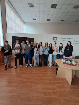 Студенти I курсу, спільно з бібліотекаркою Оленою Юрченко та практичним психологом Людмилою Мельник, взяли участь у створенні &laquo;Квітки різдвяного настрою&raquo;.